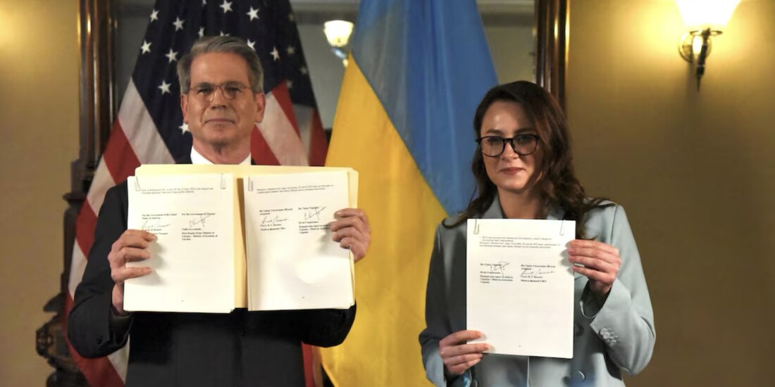 Estados Unidos y Ucrania tras firmar el acuerdo, el 30 de abril.