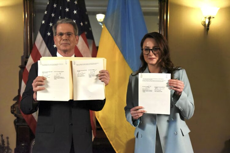 Estados Unidos y Ucrania tras firmar el acuerdo, el 30 de abril.