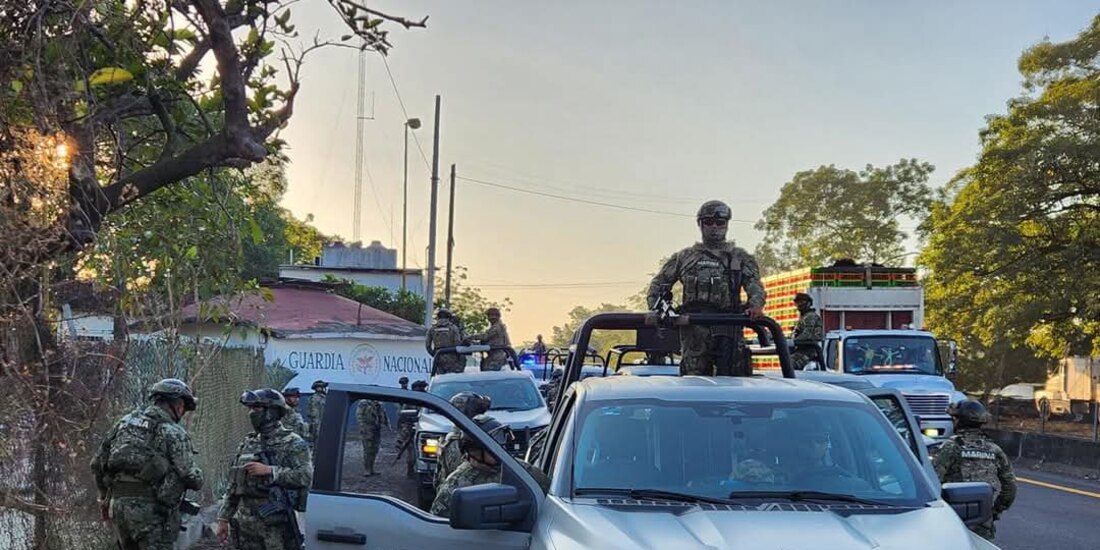 Elementos de la Armada vigilan un punto carretero como parte de las acciones operativas contra la delincuencia realizadas ayer en Chiapas.