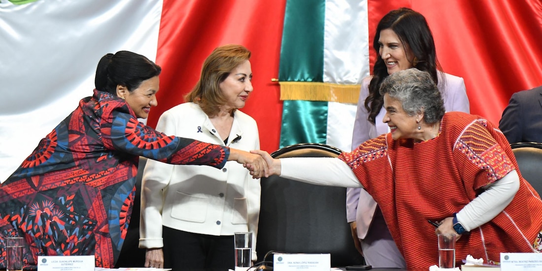 Dulce María Sauri Riancho y Beatriz Paredes Rangel, durante el conversatorio "Presidentas de la Cámara de Diputados"