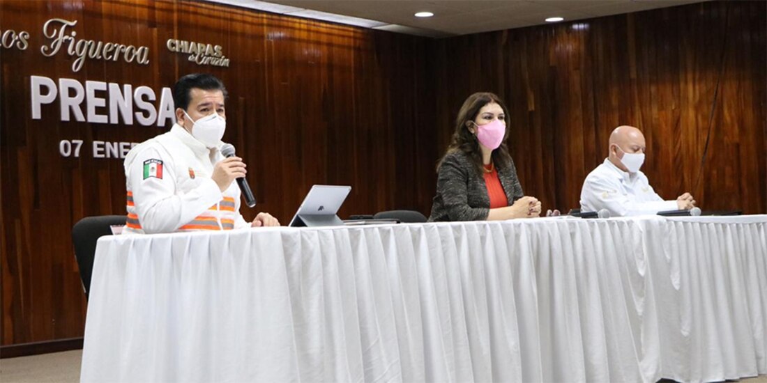 La secretaria de Educación estatal, con el secretario de Salud y el encargado de la Secretaría de Protección Civil.