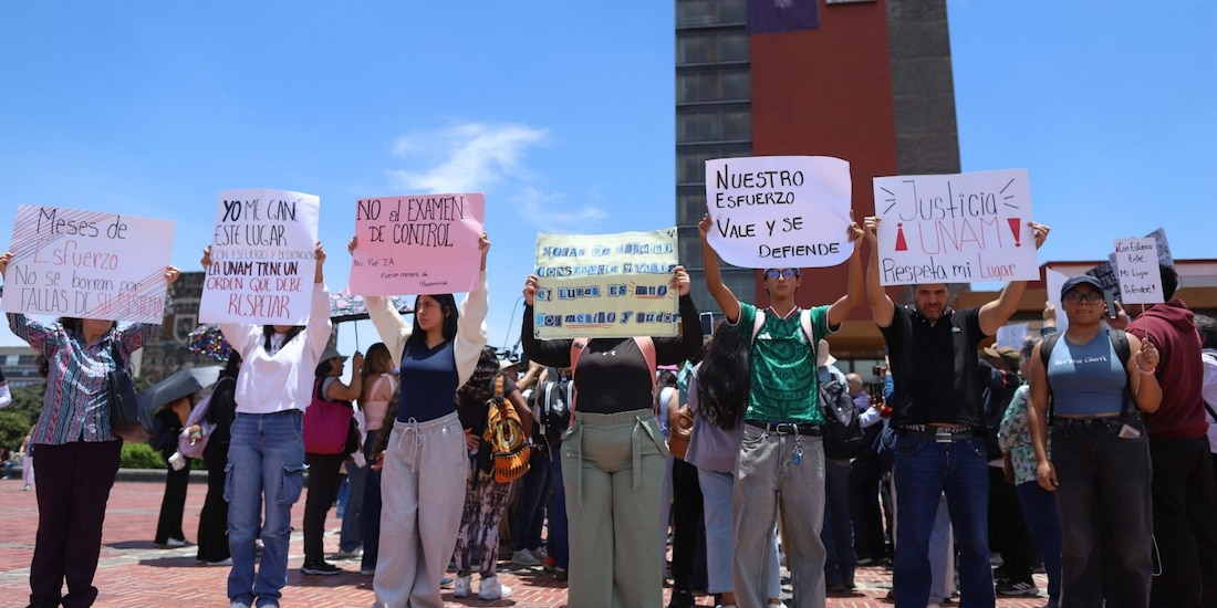 Aspirantes seleccionados a la UNAM se manifiestan frente a la Torre de Rectoría.