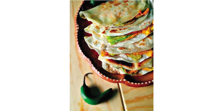 QUESADILLAS:
Con o sin queso, las opciones de guisados son muy amplias para acompañar a una tortilla hecha de maíz y directa al comal. Es una opción sencilla, pero infalible.