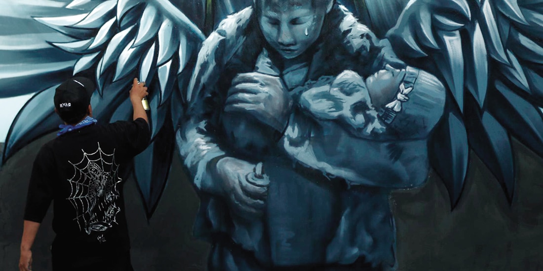 El artista urbano, Snoke, pinta un mural en honor a Alicia Matías, el pasado lunes.