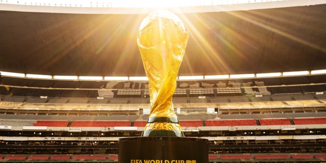 El trofeo de la Copa del Mundo de la FIFA en el Estadio Azteca de la CDMX.