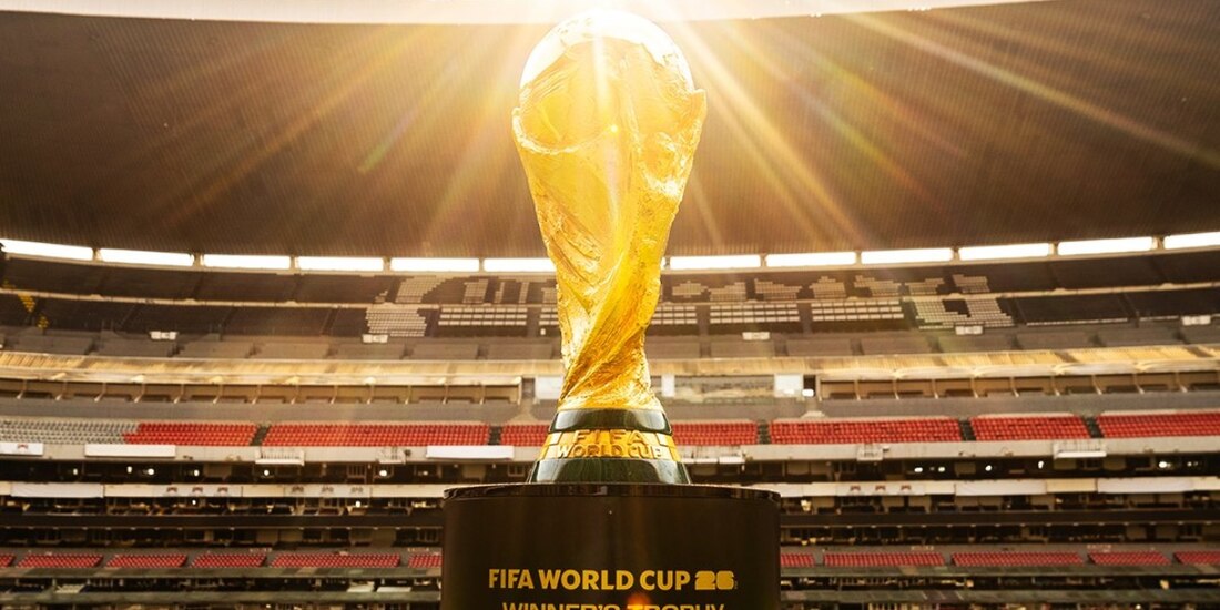El trofeo de la Copa del Mundo de la FIFA en el Estadio Azteca de la CDMX.
