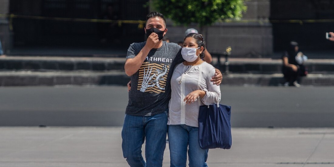 Una pareja pasea con cubrebocas por el Zócalo capitalino, en julio pasado.