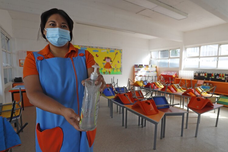 Los protocolos sanitarios para el regreso a clases incluyen el lavado continuo de manos, el uso de gel antibacterial, la sana distancia y el correcto uso de cubrebocas