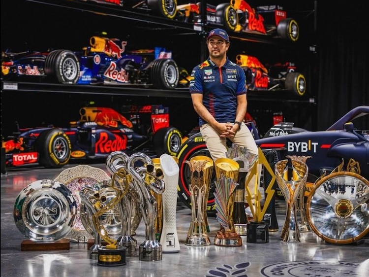 Checo Pérez junto a los trofeos que Red Bull ganó en el 2023.