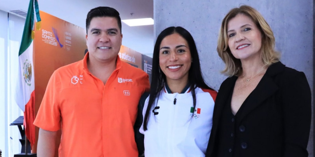 Alejandra Ortega recibe premio tras su participación en Santo Domingo.