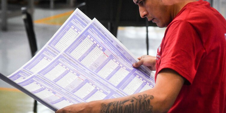 En la imagen, un aspecto de la producción de las boletas para el Proceso Electoral Extraordinario para la elección de diversos cargos del Poder Judicial de la Federación