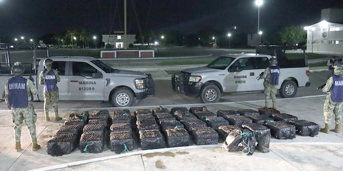 Elementos de la Secretaría de Marina, tras el aseguramiento de presunta cocaína, el jueves.