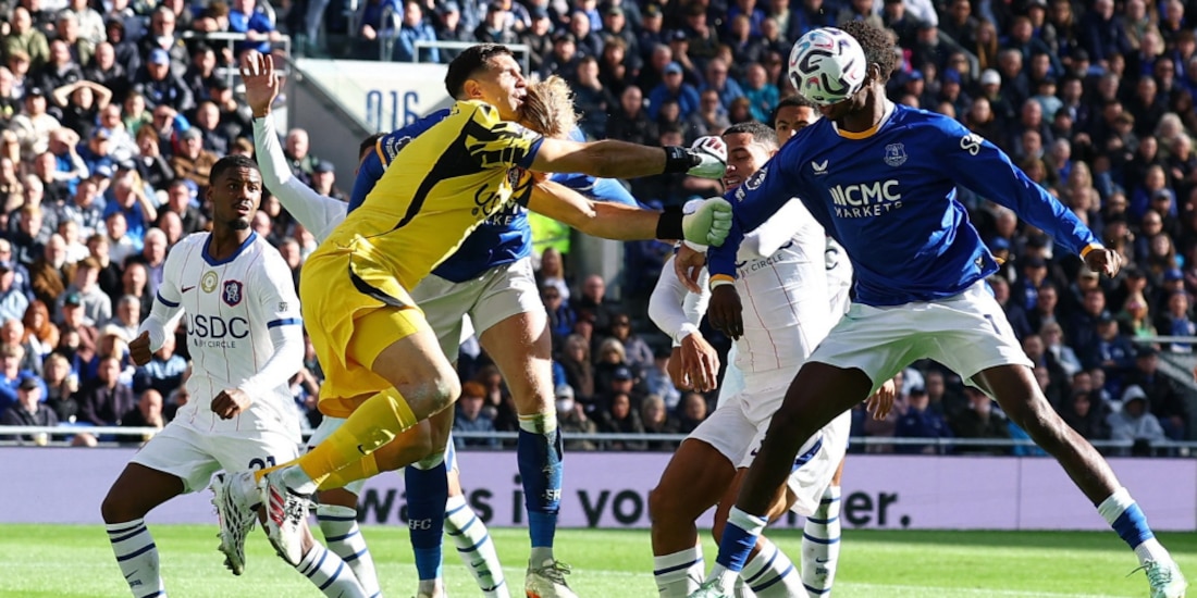 El portero del Chelsea durante una acción contra el Everton.