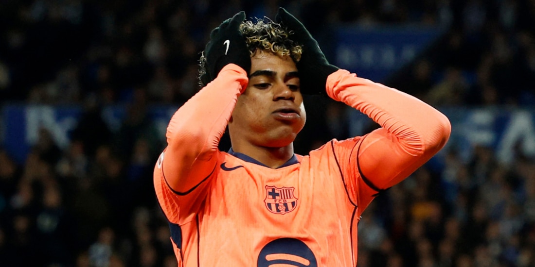 Lamine Yamal se lamenta en el partido.