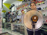 Para refrescarse de las altas temperatuas una empleada de un comercio, en el centro de la ciudad, se coloca junto al ventilador. En los ultimos las temperatura ha llegado hasta 46 grados. FOTO: PEDRO VALTIERRA/CUARTOSCURO.COM