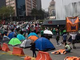 Integrantes del Frente Nacional Anti-AMLO provenientes de diferentes estados de la República continúan con su plantón sobre avenida Juárez para exigir la renuncia del Jefe del Ejecutivo.