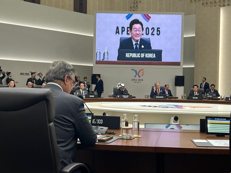 Marcelo Ebrard destaca ante el pleno de la APEC que México busca ser anfitrión en 2028 y un enlace estratégico entre Asia y las Américas.