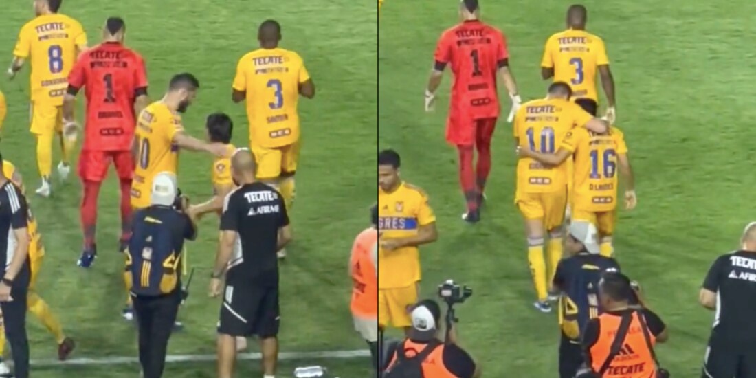 Los jugadores de Tigres André-Pierre Gignac y Diego Lainez se abrazan en el Estadio Universitario.