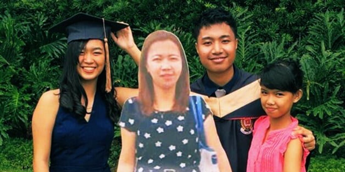 El estudiante llevó a su graduación la foto en tamaño real de su madre fallecida