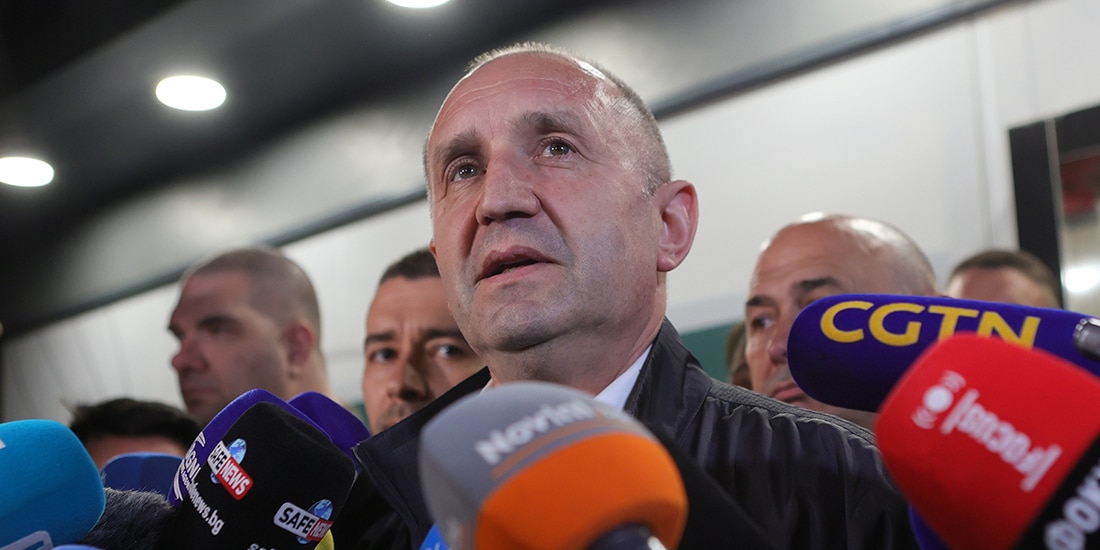 El ex presidente búlgaro Rumen Radev habla con los periodistas después de que las urnas cerraran en las elecciones del domingo, en Sofía, Bulgaria, el 19 de abril de 2026