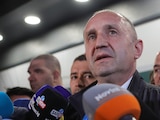 El ex presidente búlgaro Rumen Radev habla con los periodistas después de que las urnas cerraran en las elecciones del domingo, en Sofía, Bulgaria, el 19 de abril de 2026