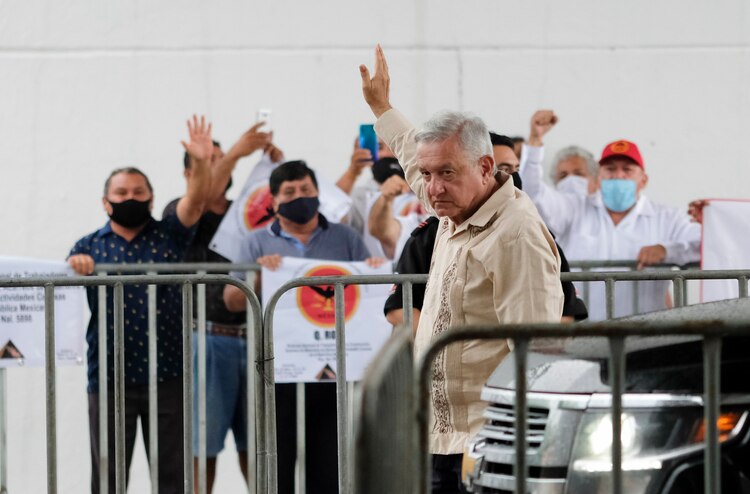 El presidente mexicano Andrés Manuel López Obrador saluda a sus simpatizantes en Lázaro Cárdenas, Quintana Roo, México, el lunes 1 de junio de 2020.