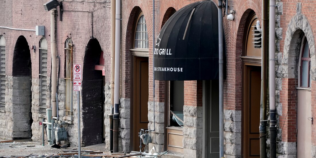 Escombros cubren la calle cerca de la escena de una explosión en el centro de Nashville, Tennessee, el 25 de diciembre del 2020.