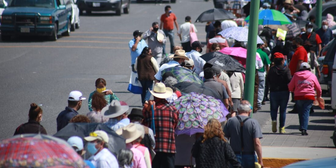 La fila en el Deportivo las Américas para la aplicación de la vacuna Covid para adultos mayores de Ecatepec.