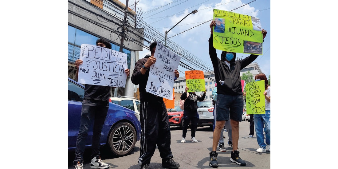 EN LAS INMEDIACIONES del juzgado se organizó una manifestación de aproximadamente
28 personas entre amigos y familiares, que solicitó la liberación de Juan Jesús “N”, pero también para que encuentren al verdadero feminicidia.“Justicia para Edith. Justicia para Juan”, corearon