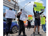 EN LAS INMEDIACIONES del juzgado se organizó una manifestación de aproximadamente
28 personas entre amigos y familiares, que solicitó la liberación de Juan Jesús “N”, pero también para que encuentren al verdadero feminicidia.“Justicia para Edith. Justicia para Juan”, corearon