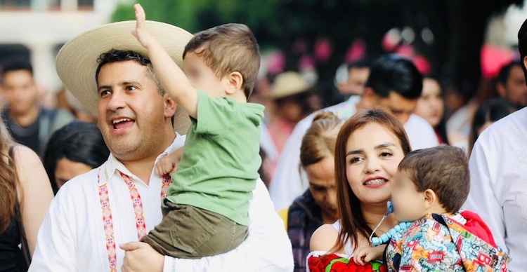 Carlos Manzo, Grecia Quiroz y sus dos hijos