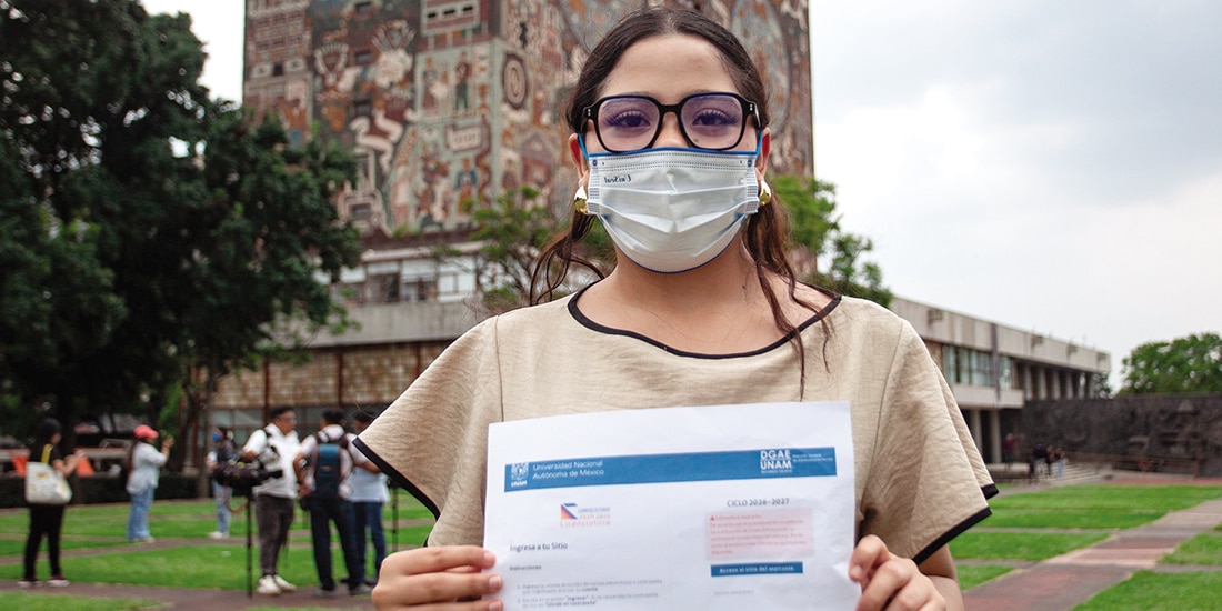 Una joven estudiante, durante una protesta en Ciudad Universitaria, ayer.