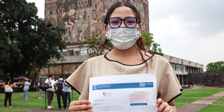 Una joven estudiante, durante una protesta en Ciudad Universitaria, ayer.