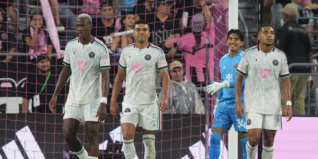 Casemiro (al centro) se lamenta tras su autogol en el juego entre Inter Miami y Columbus Crew.