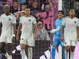 Casemiro (al centro) se lamenta tras su autogol en el juego entre Inter Miami y Columbus Crew.