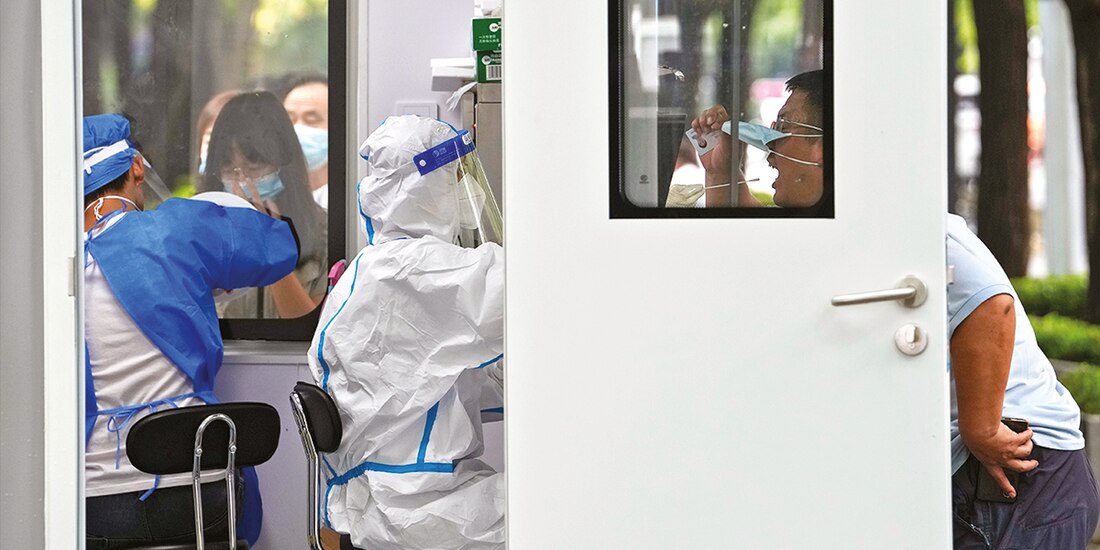 Ciudadanos en China se realizan pruebas de detección Covid.