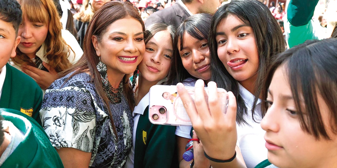 CLARA BRUGADA con estudiantes de secundaria, ayer.