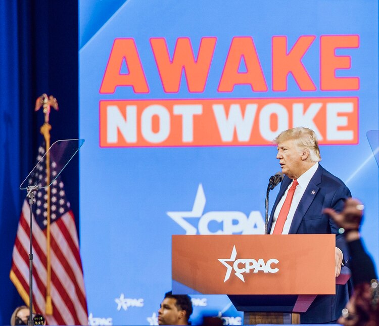 El término 'woke' se ha utilizado en los últimos años por Donald Trump.