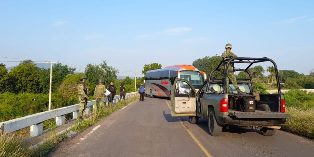 Fuerzas estatales y federales atienden bloqueos en Michoacán.