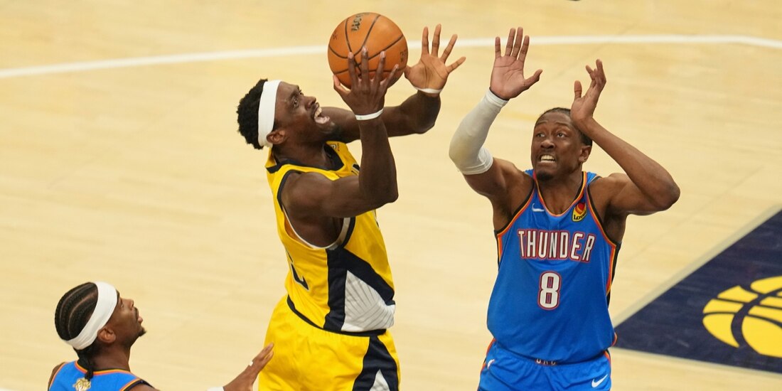 Pascal Siakam, de Indiana Pacers, lanza por encima de Jalen Williams (8) y de Shai Gilgeous-Alexander (2), del Oklahoma City Thunder.