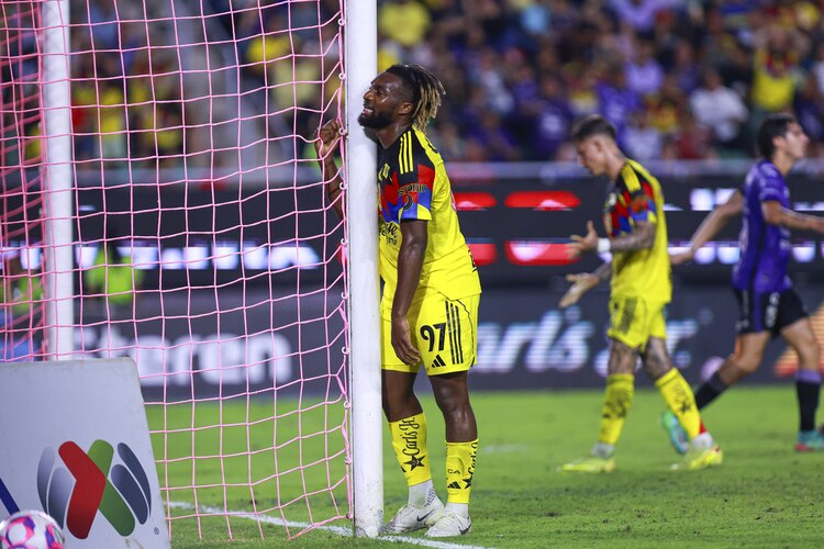 Allan Saint-Maximin se lamenta después de una acción fallida en el partido ante el Mazatlán.