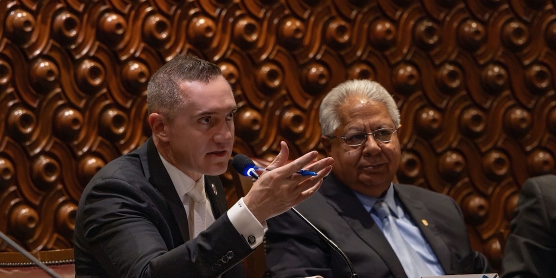 A la izquierda, Adrián Rubalcava Suárez.