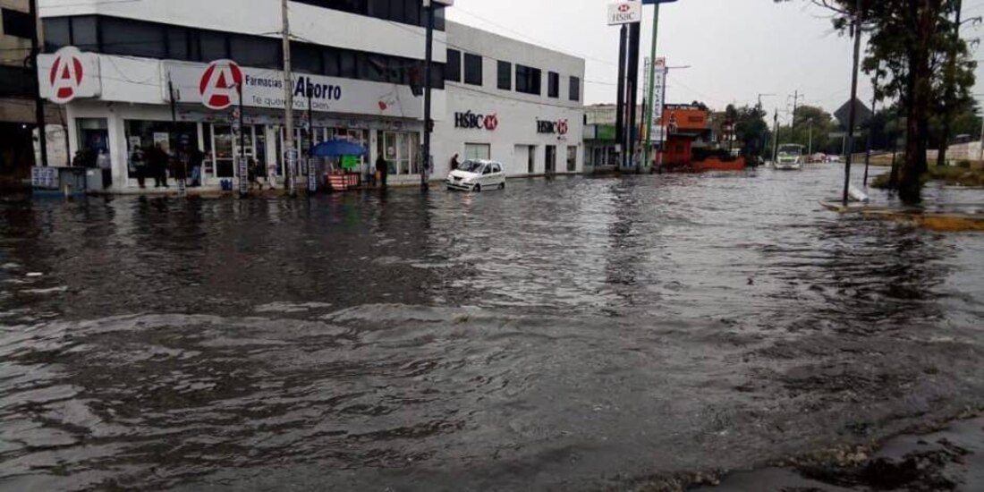 Fuerte lluvia afecta vialidades en el Valle de Toluca