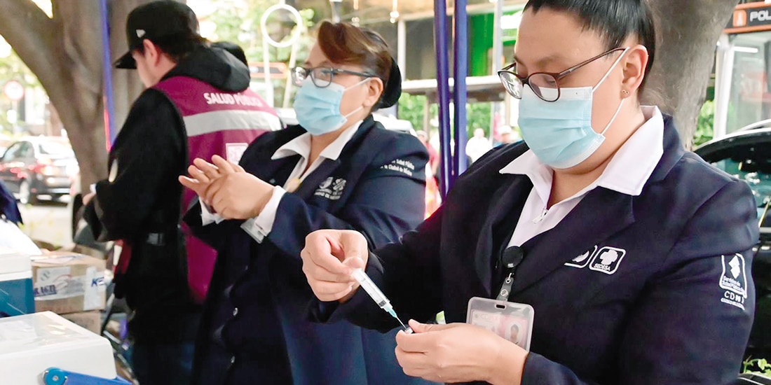 Personal de salud, durante una de las jornadas de vacunación, en imagen de archivo.