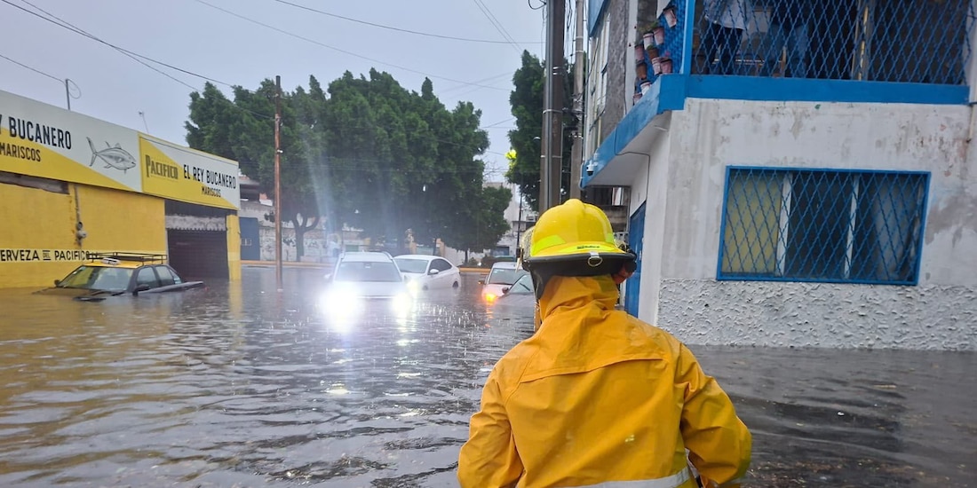 Protección Civil estatal apoya a los afectados por inundaciones en Puebla.