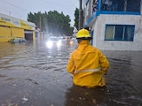 Protección Civil estatal apoya a los afectados por inundaciones en Puebla.