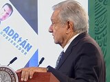 AMLO exhibió en la mañanera las tarjetas que entrega Adrián de la Garza en Nuevo León.