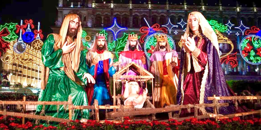 Zócalo capitalino vive la Navidad con la Feria de las Luces