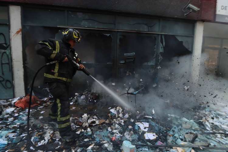 Trabajadores de limpia protestan con quema de basura en el Centro Histórico CDMX.