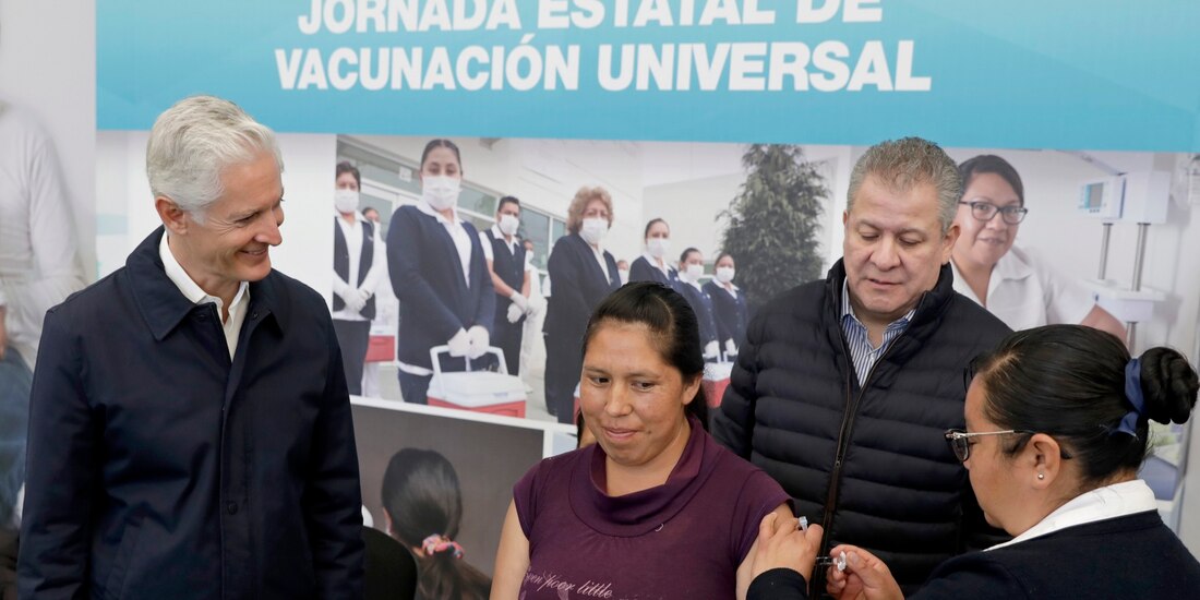 Del Mazo Maza (izq.), durante el arranque de la jornada de vacunación, ayer.